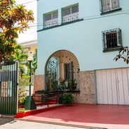 Se vende casa en Miramar, Playa, La Habana, 317 m2 construidos, cinco habitaciones. 200 mts del mar - Img 55411369