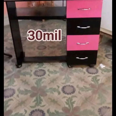 MESITAS DE UÑAS - 7/10