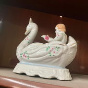 VENDO FIGURA DE CISNE CON NIÑO DE PORCELANA ANTIGUA. INTERESADOS COMUNICARSE AL 54312796 CON ISABEL - Img 53997549