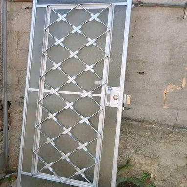 Se realizan puertas y ventanas - 9/10