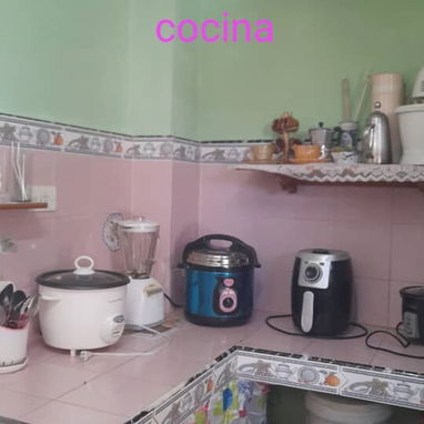 Casa🏠d dos plantas, es puerta a calle, en la planta de abajo consta de portal cercado, sala amplia, comedor, cocina etc - 8/10