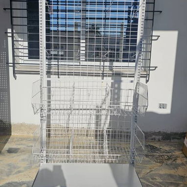 Estantes o mostradores de tiendas o mercados sencillas y dobes. Cestas de mercado - Img 111766083