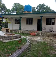 Vendo casa en el Cotorro: 2cuartos 2 baños cosina grande, patio ,cisterna, tanque elevado,corriente 110/220. Se deja cos - Img 50856994