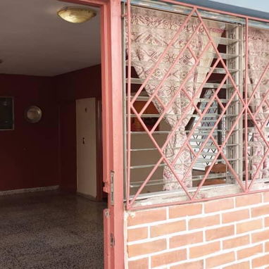 En venta, apartamento de dos dormitorios en segundo piso próximo a Ayestaran en 20 de Mayo. Valor:30 000 USD - 9/10