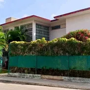 💥 GG-170 | ¡MAJESTUOSA CASA INDEPENDIENTE EN ESQUINA EN NUEVO VEDADO POR ! (5 CUARTOS, 5 BAÑOS, JARDÍN Y GARAJE) 🔑 - Img 57846695