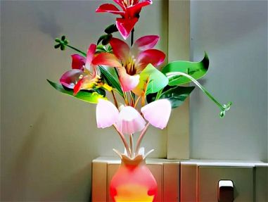 Lámpara en forma de bucaro con flores - Img 68150316