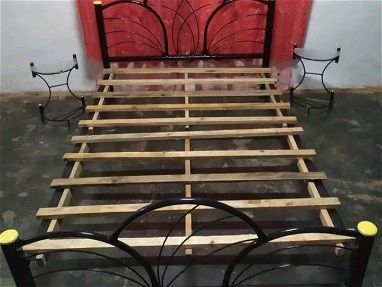 Bella cama camera con mesas de noche - Img main-image