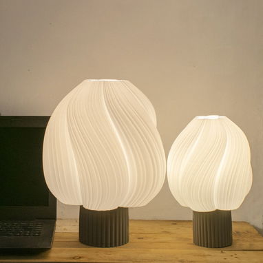 Lámpara de mesa de estilo moderno y de mucha tendencia. Modelo Espira (L) grande / 31.500,00 CUP - Img 119031479