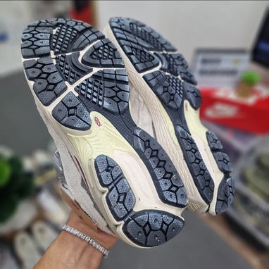 New Balance 2002 R #42 43 44 Precio 75 usd VEDADO - 4/4