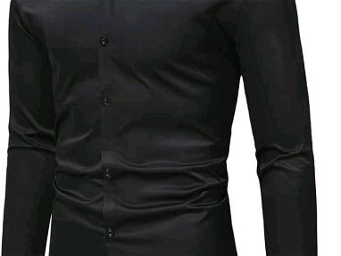 Vendo 2 camisas nuevas de mangas largas(negras y blancas) - Img main-image