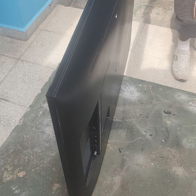 Vendo TV Samsung de 43 pulgadas roto por golpe en la pantalla Kiero 50usd adjunto fotos - Img 123178181