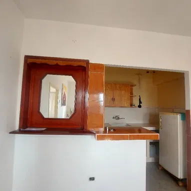 Se renta lineal (250 USD) o por noches(30 USD) en Centro Habana. Dirección: Belascoain entre Zanja y Salud - 2/9