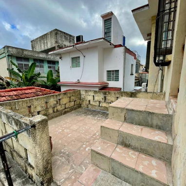 Oportunidad única en Playa, cerca del Tropicana!  Se vende casa en altos tipo dúplex, amplia y bien distribuida. - Img 117961212