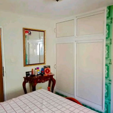 Casa en interior de tres plantas con 4 cuartos en el VEDADO en 25000 - 9/9