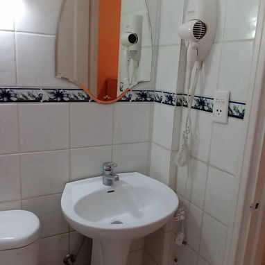 RENTA LINEAL■ APTO.INDEPENDIENTE 2 HABITACIONES, 2 BAÑOS, BALCÓN. CERCA DEL HOSPITAL AMEIJEIRAS Y UNIVERSIDAD DE LA HAB. - Img 123903563