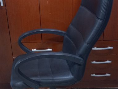Se vende silla giratoria ejecutiva para oficina escritorio y computadora - Img 65481069