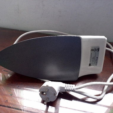Plancha Electrica / 220 Volt NUEVA, liviana y pequeña. Cable con protección adicional. - Img 114961965