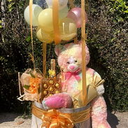 Regalos; Cestas con Peluche, botella, bombones, confituras y rosas eternas - Img 54400003