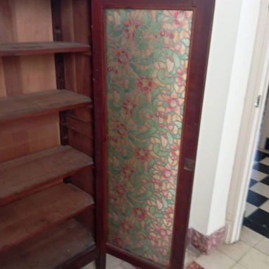 Vitrina antigua de madera. Puertas de cristales. Tiene 5 compartimentos. Buen estado. - 4/4