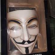 Disfraz personaje Frederick Krueger y Máscara V de Vendetta y trae el libro The Classic Bestseller - Img 57863333