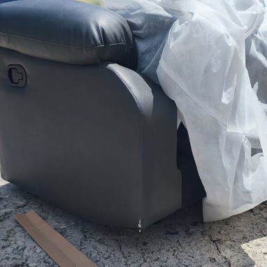Conjunto de sofá reclinable sellado al vacío con un pequeño detalle q no afecta en nada 1600 - 3/5