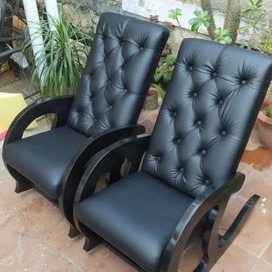 Sillones de madera y comadritas juegos de sala juegos de comedor y camas taqpizadas. - Img 121466150