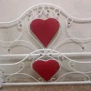 CAMA CON TAPIZ DE CORAZÓN O CÍRCULO - Img 55091181