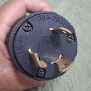Espiga L6-30P de 30A hasta 250V macho con bloqueo - Img 55901213