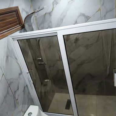 Mamparas de baño en aluminio..trabajos por m²..170usd..precio o calidad..austed decide - Img 118990917