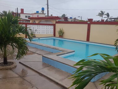Renta casa en Guanabo a 50 m del mar con piscina,2 habitaciones, terraza, barbecue, disponible - Img 64123551