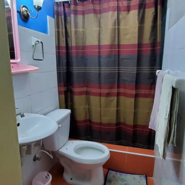 Casa en Guanabo con Habitación climatizada con su baño, cocina equipada y piscina para 2 personas  Precio 8500 por noche - Img 118947713