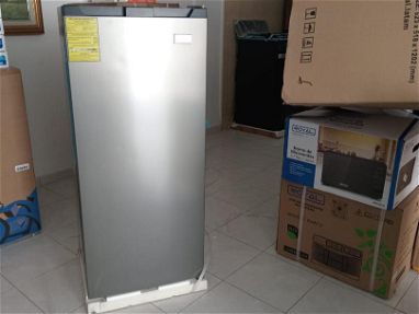 Refrigerador marca Royal de 6.1 pies Nuevo en Caja - Img main-image