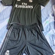 Juego de short y pulóver Adidas talla M del Real Madrid - Img 53046463
