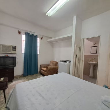Se alquila apartamento de 1 cuarto en el Vedado. Por largo plazo. Amueblado - Img 122995186