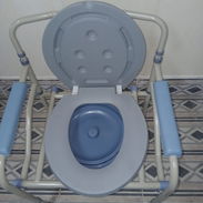 SILLA SANITARIA PORTÁTIL CON CUBETA CH-O801 – 65 USD  Silla sanitaria portátil, estable y cómoda, ideal para facilitar e - Img 57978019