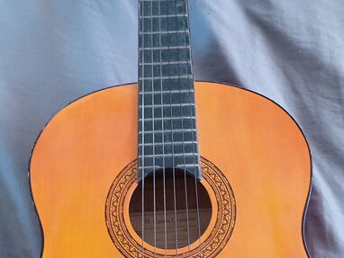 Tengo guitarra para vender en 12mil con dos Paqueticos de respuesto de cuerdas.soy de guanabacoa - Img 65729121