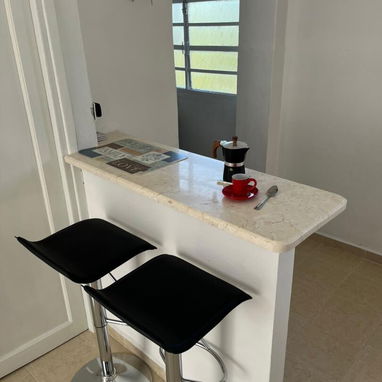 Venta de bonito, pequeño apto en Vedado. 1/4. 2dopiso c todo incluído - 3/9