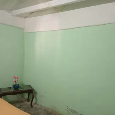 Se vende casa amplia de 2 cuartos, placa libre y patio grande - Img 122787427