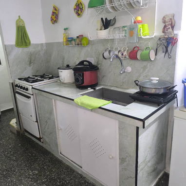 Se vende un apartamento en 4to piso en Alamar, zona 17. Calle Ancha. Habana del Este.  Consta de 2 cuartos (1 climatizad - 9/9