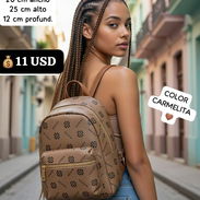 *MOCHILITA IMPORTADA CARMELITA 🤎*  Medidas 20 cm ancho 25 cm alto 12 cm profundidad - Img 56988694