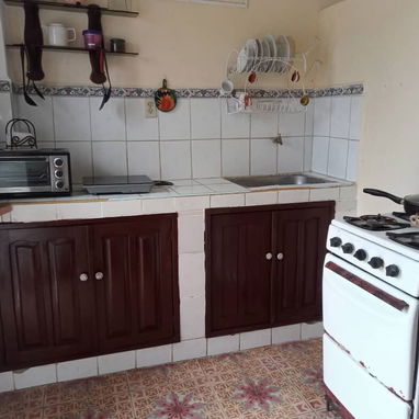 🏡✨ OPORTUNIDAD EN VENTA — LA HABANA  Isla Propiedades presenta esta acogedora vivienda independiente, ubicada en una zo - Img 122387658