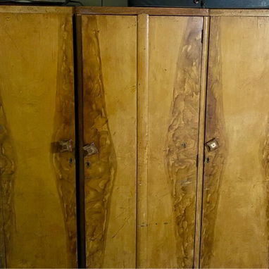 Se juego de cuarto antiguo que tiene cama, dos mesitas de noche,escaparate y coqueta con silla. - Img 124173756