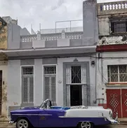 Se vende amplia casa ubicada en Centro Habana, más información y fotos al WhatsApp - Img 49849290