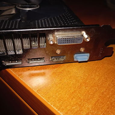 Tarjeta de Video AMD Radeon RX 570 4GB GDDR5 con detalle - 2/3