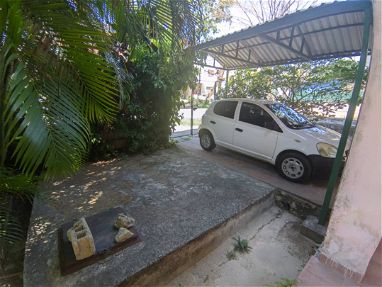 GRAN CASA UNICA EN CUBA UBICADA EN EL VEDADO DE 7 CUARTOS EN BAJOS CON GARAJE Y GRAN SERVICIO Y COCINA PARA GRAN RENTA - Img 66146753
