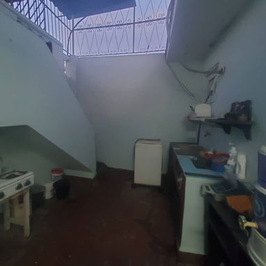 Se renta apto en 2do piso a 3 cuadras aproximadamente del Hospital Calixto Garcia.54026428 - 10/10