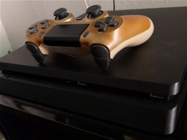Playstation 4 con un mando discos de juegos spiderman - Img main-image