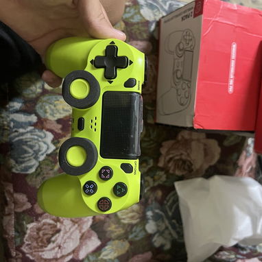 Dos cajas de Mandos de ps4 - 4/5