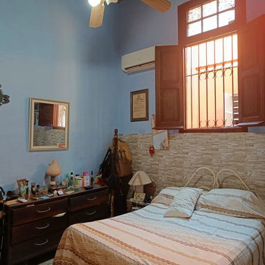 Hermosa casa colonial en Marianao de 4 cuartos. Casa grande. Economica. Con respaldo energético. - 10/10