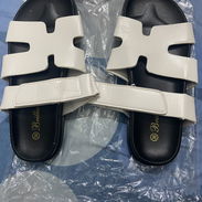 Sandalias color carmelita, blanco y mezclilla disponibles - Img 57279123